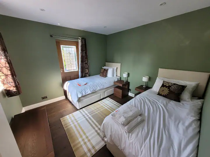 8 Bedroom Family House In Farnborough